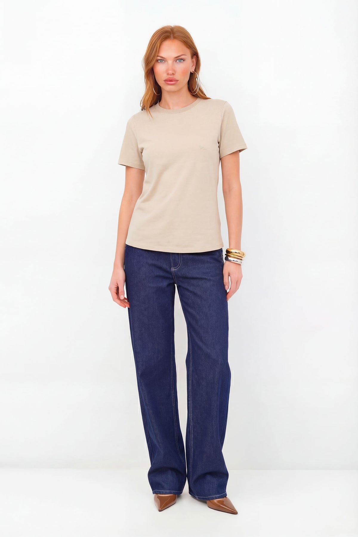 T-Shirt Básica Bordada ACT Feminina Sand
