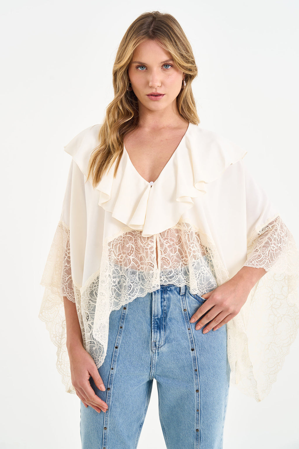Blusa Poncho com Renda E Babados ACT Feminino
 Off White