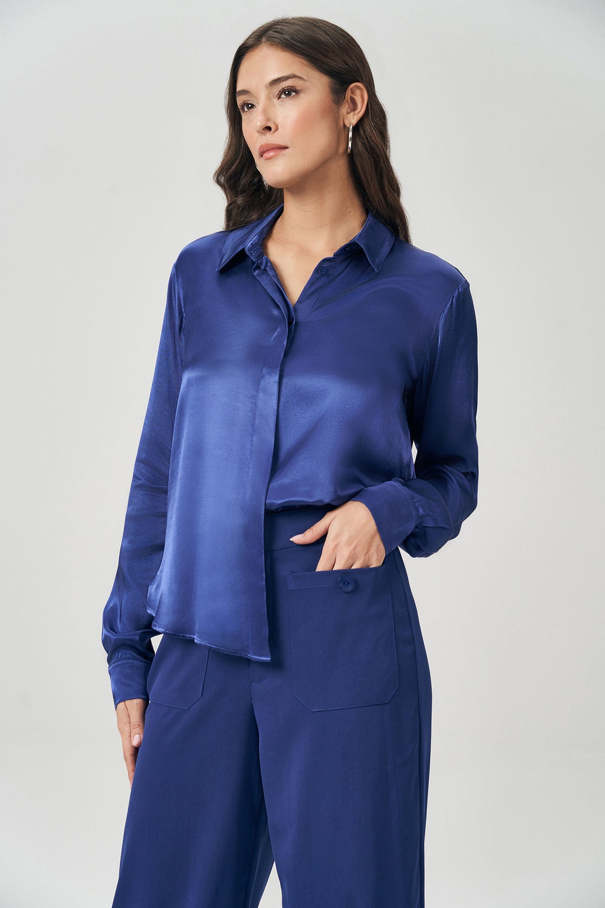 Camisa Acetinada Fluída Feminina Acostamento Ultramarine