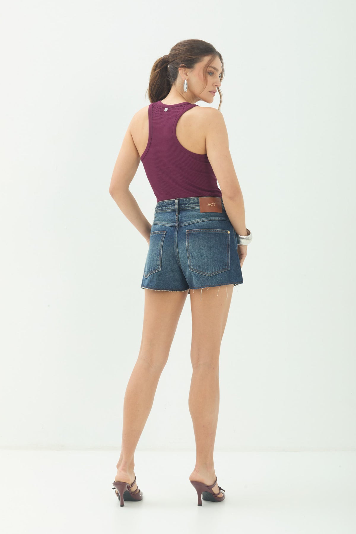 Shorts Jeans Boyfriend Barra Desfiada ACT Feminino Jeans Escuro