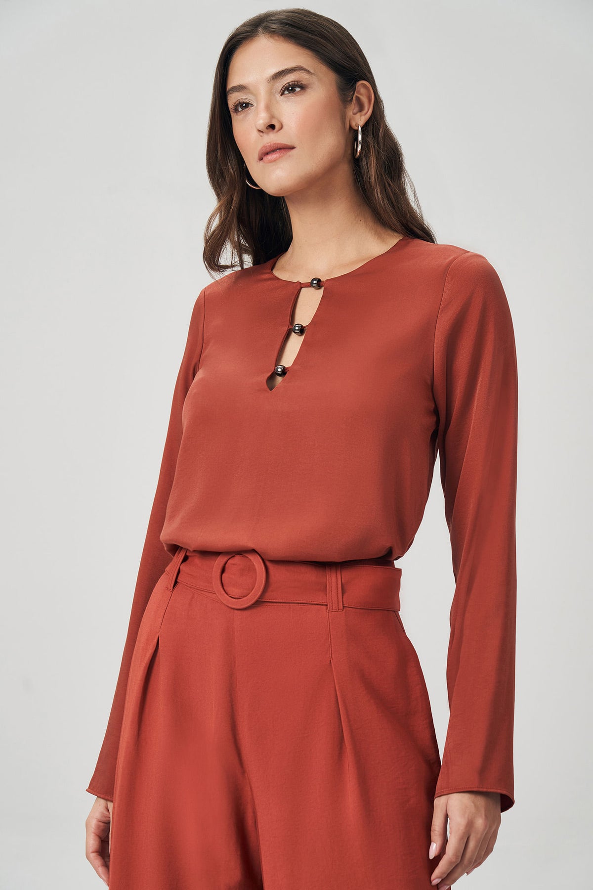 Blusa Acetinada Busto Vazado Feminina Acostamento Cassis