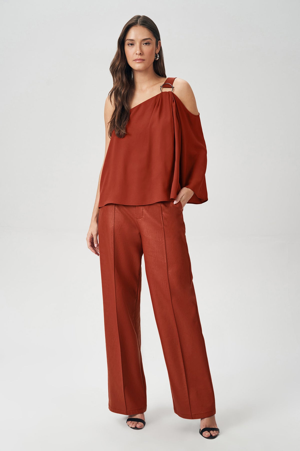 Blusa Assimétrica Acetinada Feminina Acostamento Cassis