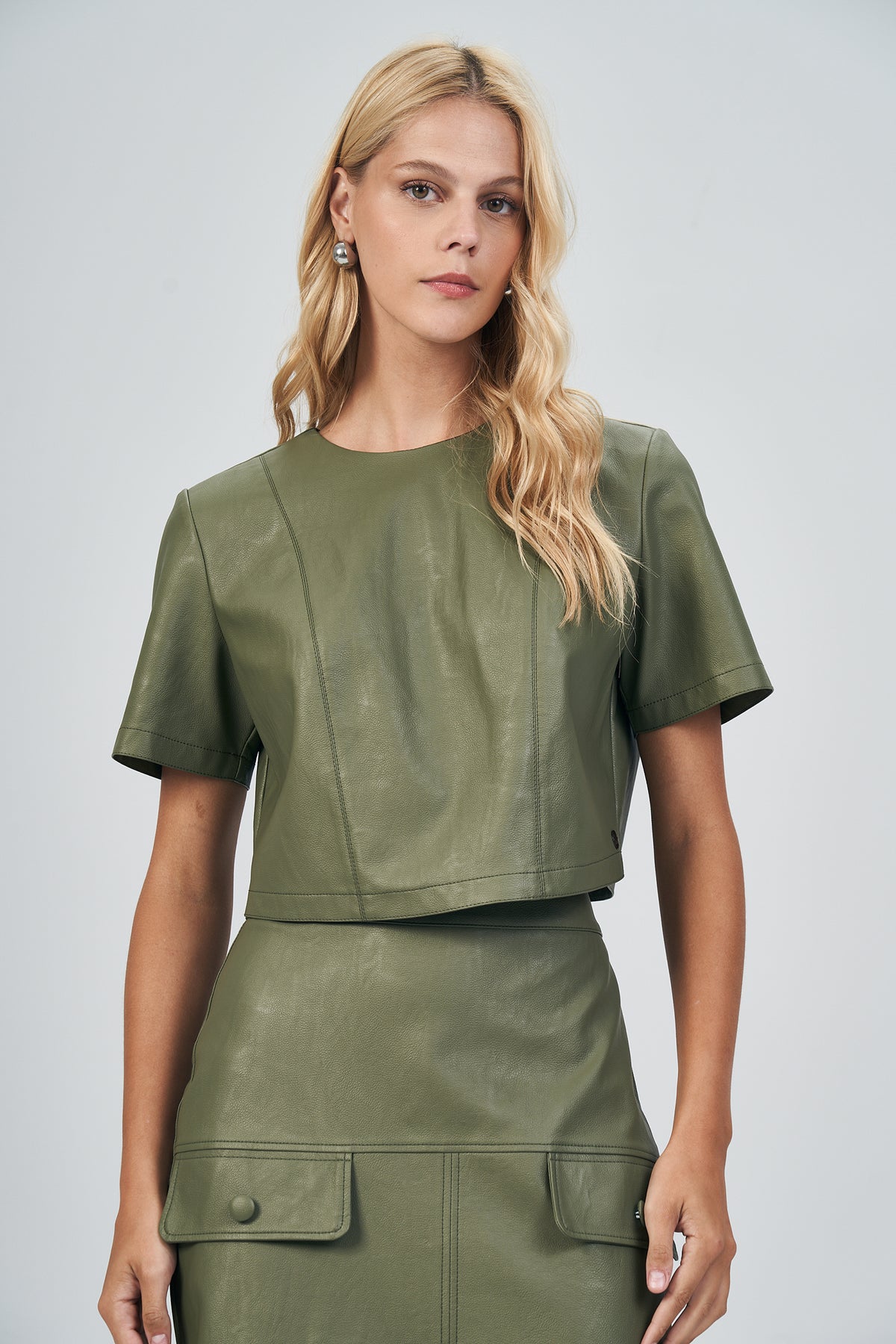 Blusa Details PU Feminina Acostamento Amendoa