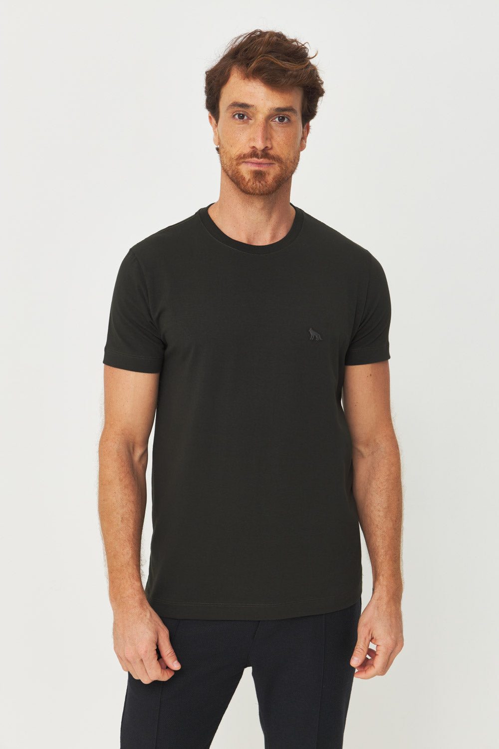 Camiseta Premium Lobo Bordado Masculina Acostamento Verde Folhagem