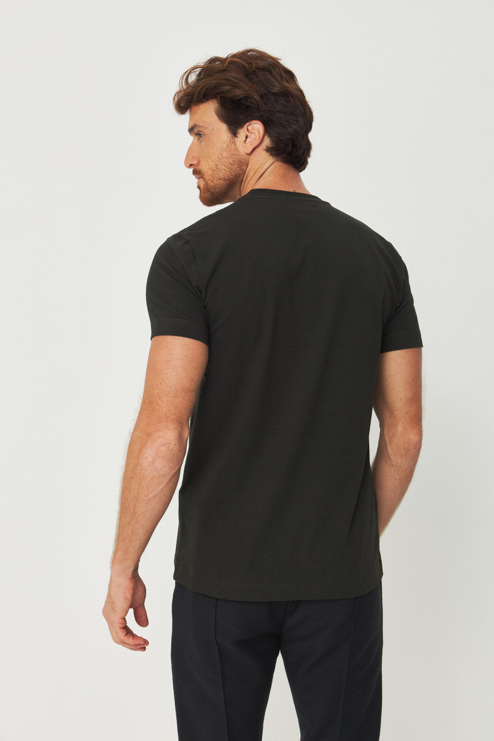 Camiseta Premium Lobo Bordado Masculina Acostamento Verde Folhagem
