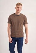 Camiseta Gola Contrastante Masculina Acostamento Marrom Castanho