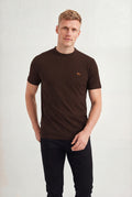 Camiseta Logo Bordado Masculina Acostamento Marrom Castanho