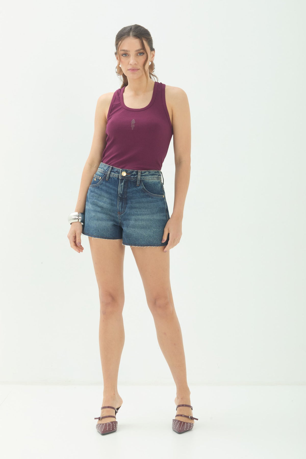 Shorts Jeans Boyfriend Barra Desfiada ACT Feminino Jeans Escuro