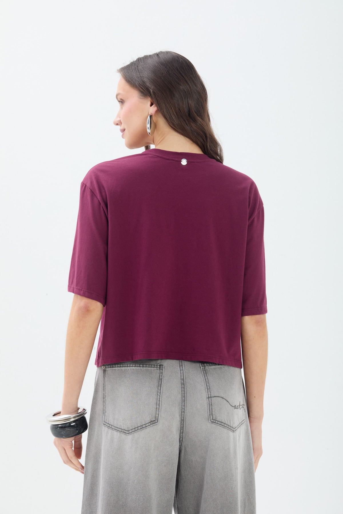 T-Shirt Lobo Aplicado ACT Feminino Deep Ruby