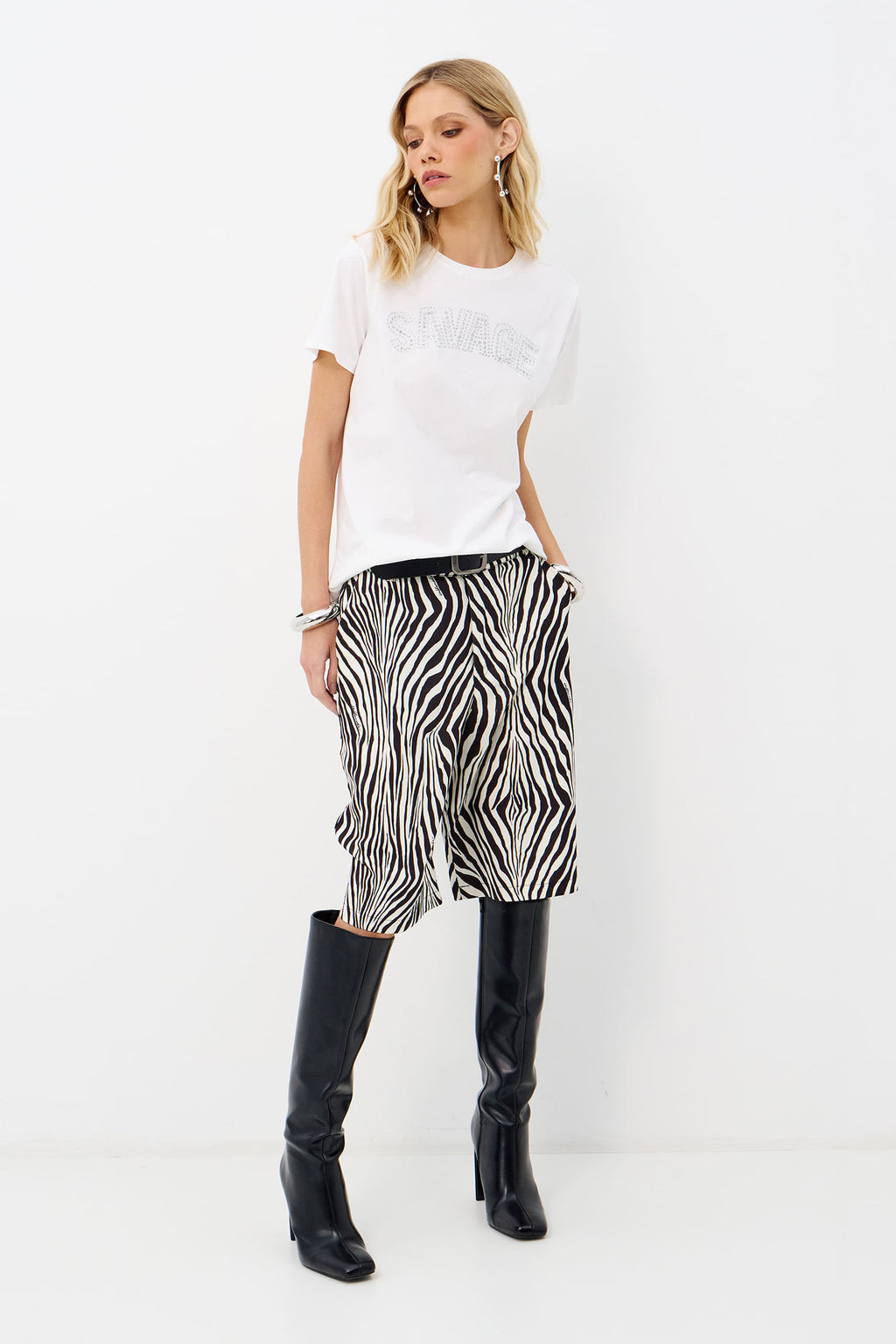 T-Shirt Lettering Strass Feminina Inblanche Off White