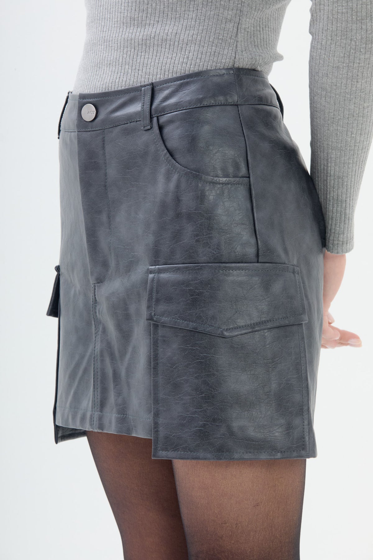 Saia Curta Pu Estilo Cargo ACT Feminino Chumbo