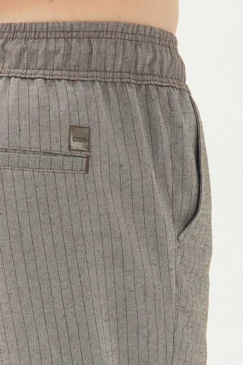 Bermuda Minimalista Masculina Acostamento Marrom