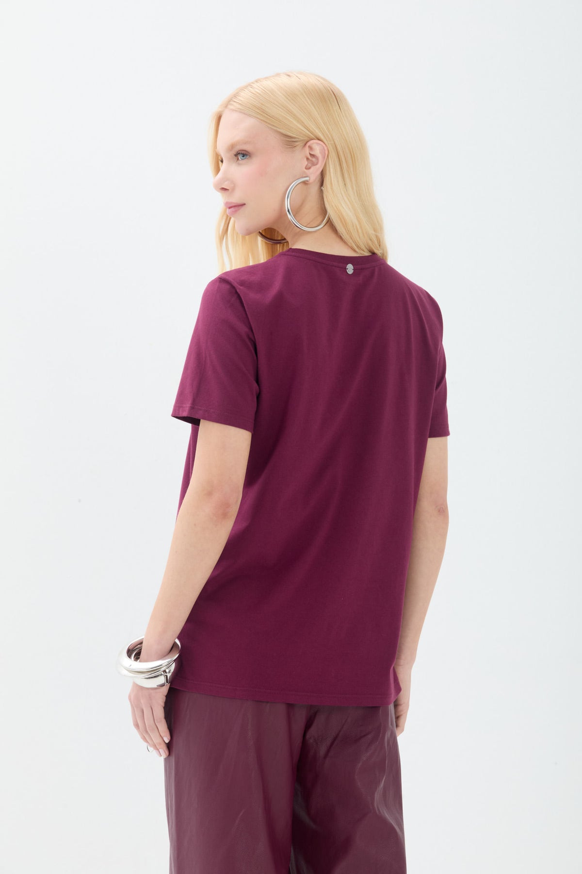 T-shirt Estampada Casual ACT Feminina Deep Ruby