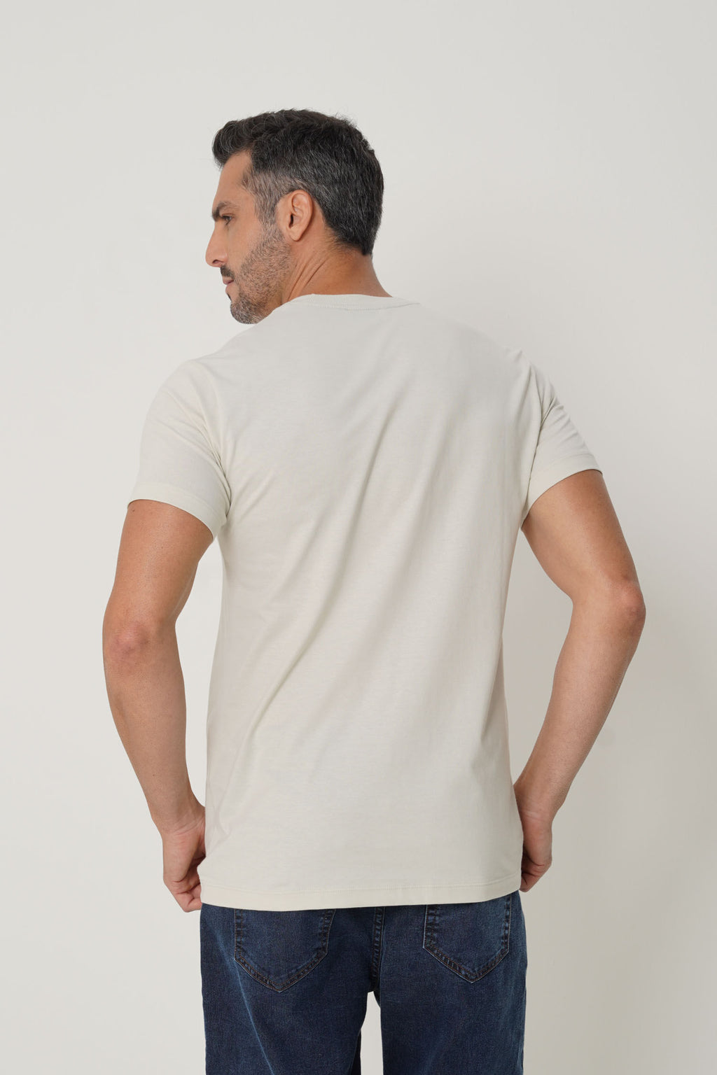 Camiseta Básica Com Bordado Masculina Acostamento Cinza Gelo