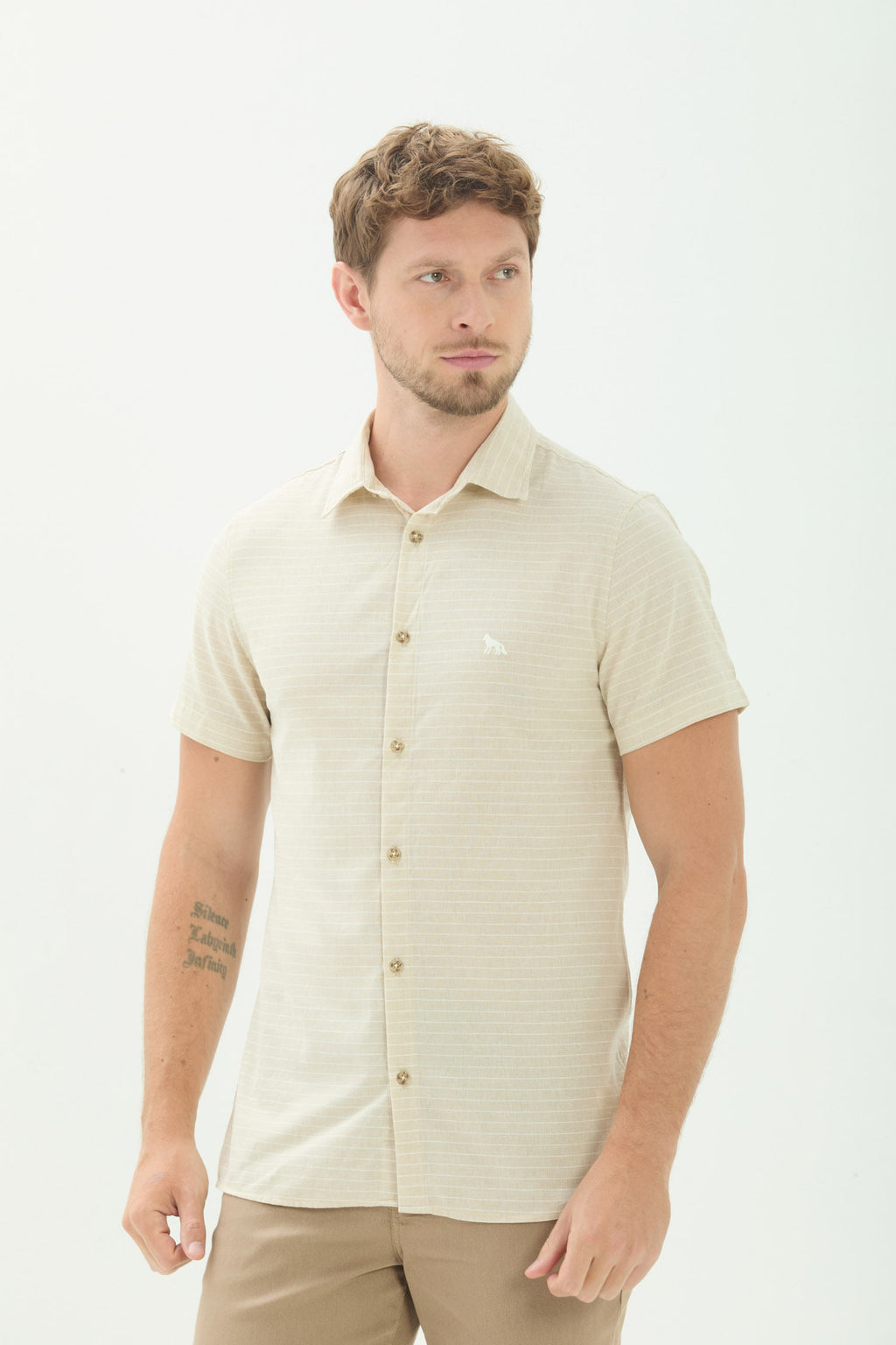 Camisa Manga Curta Listrada Slim Masculina Acostamento Listra Bege