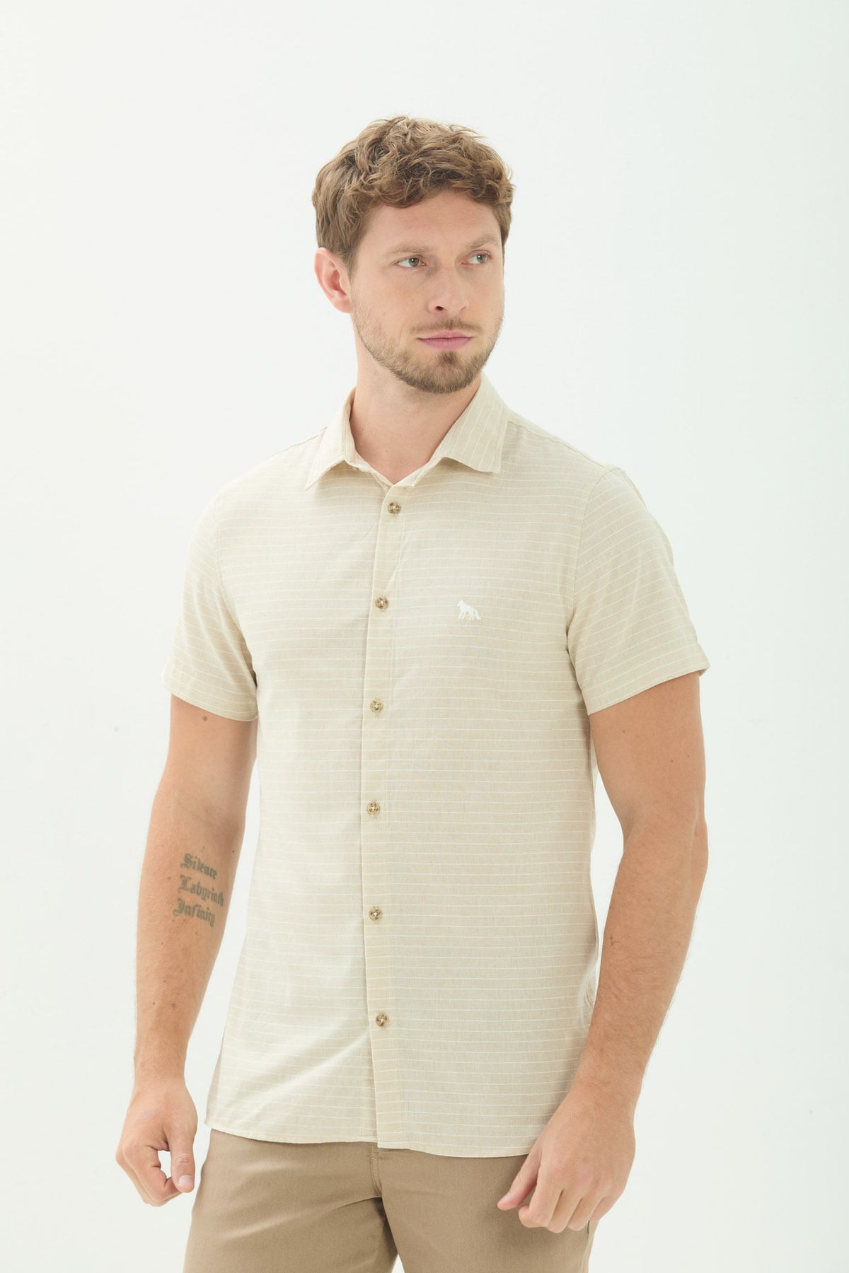 Camisa Manga Curta Listrada Slim Masculina Acostamento Listra Bege