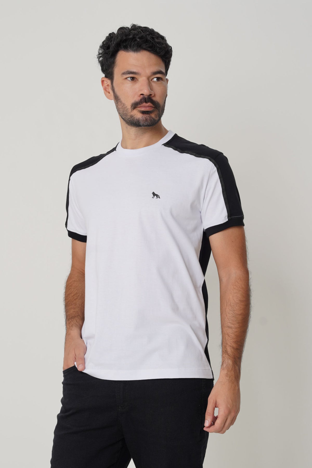 Camiseta Recortes Masculina Acostamento Branco C/ Preto