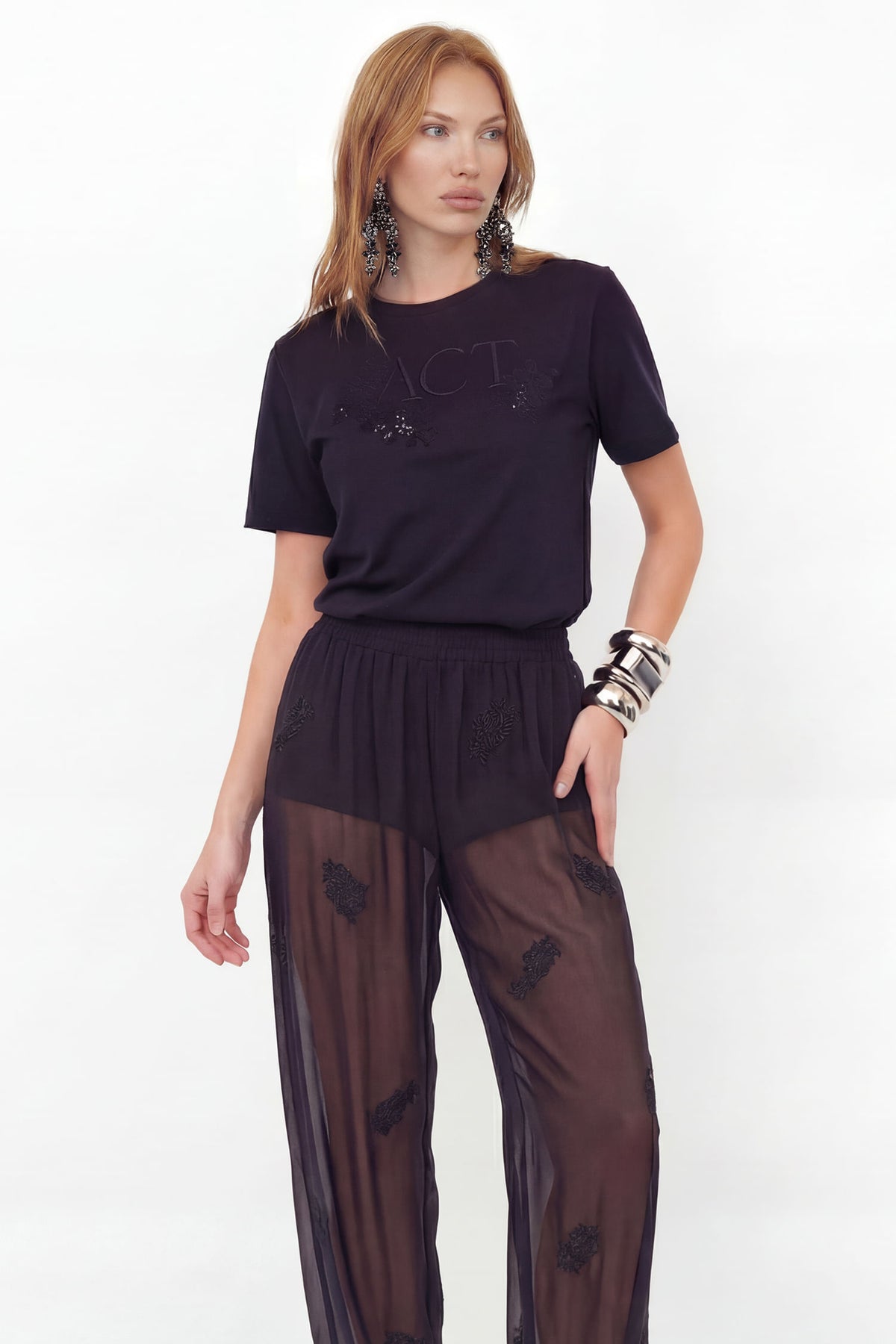 T-Shirt Detalhe Floral ACT Feminina Preto