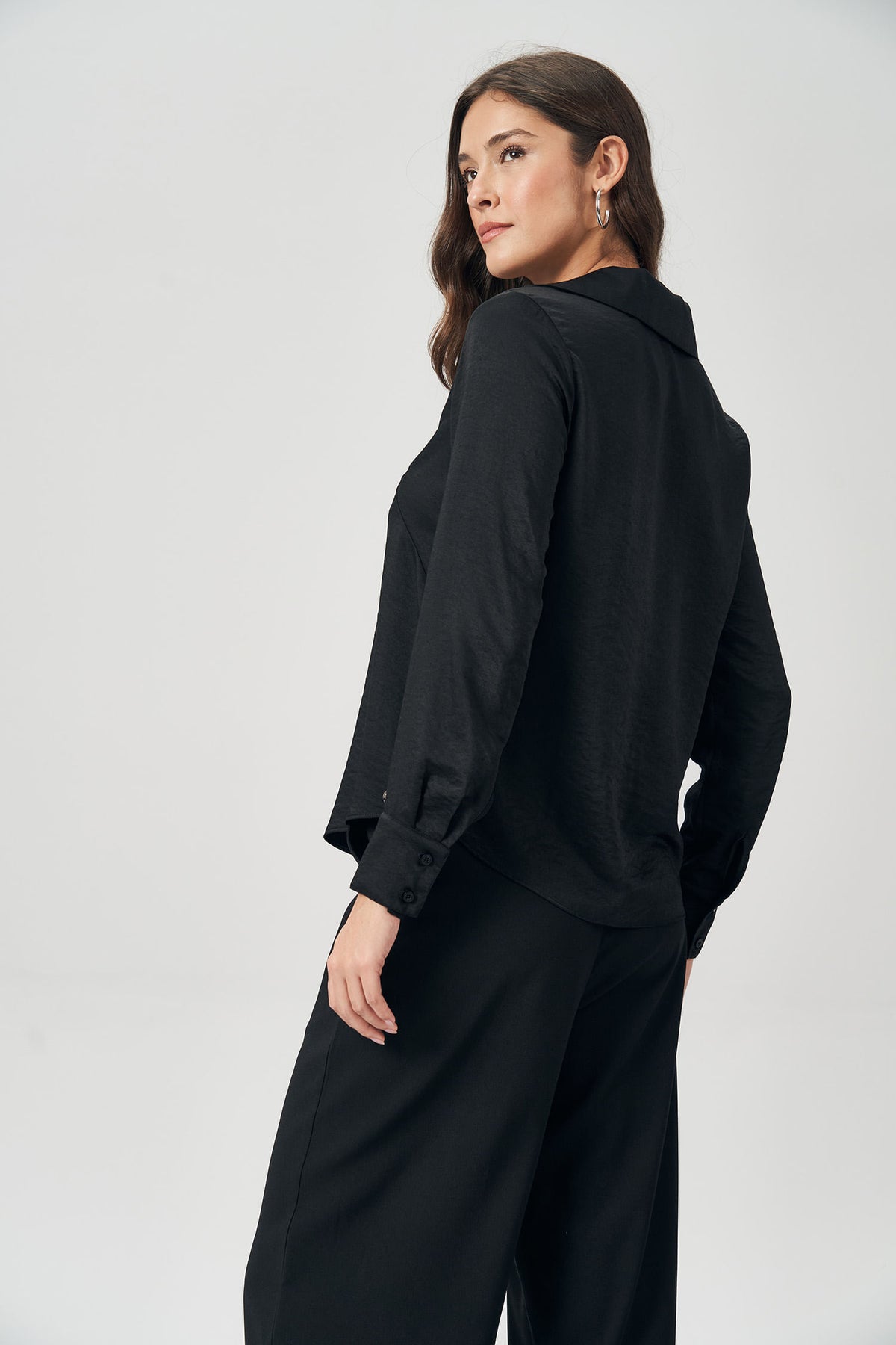 Blusa Manga Longa Acetinada Feminina Acostamento Preto