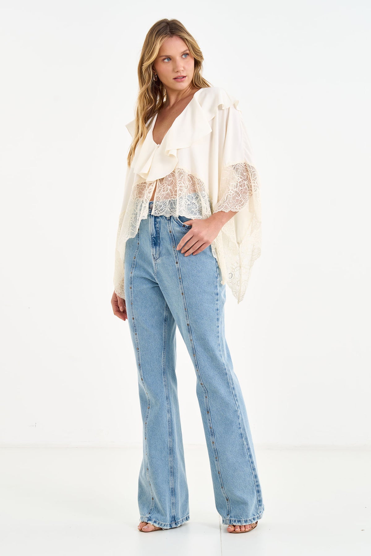 Blusa Poncho com Renda E Babados ACT Feminino
 Off White