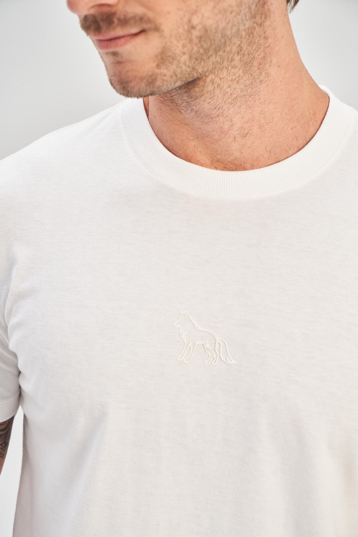 Camiseta Lobo Relevo Central Masculina Acostamento Branco