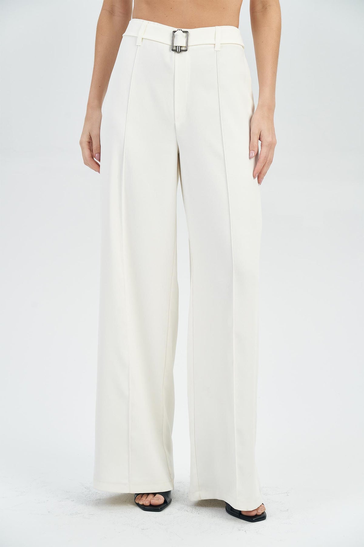 Calça Acetinada com Fivela Feminina Acostamento Off White