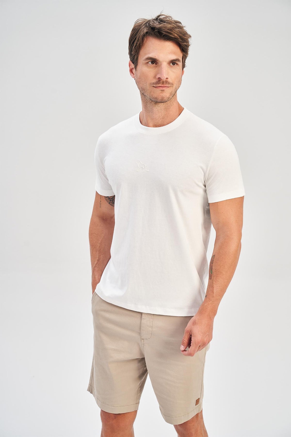 Camiseta Lobo Relevo Central Masculina Acostamento Branco