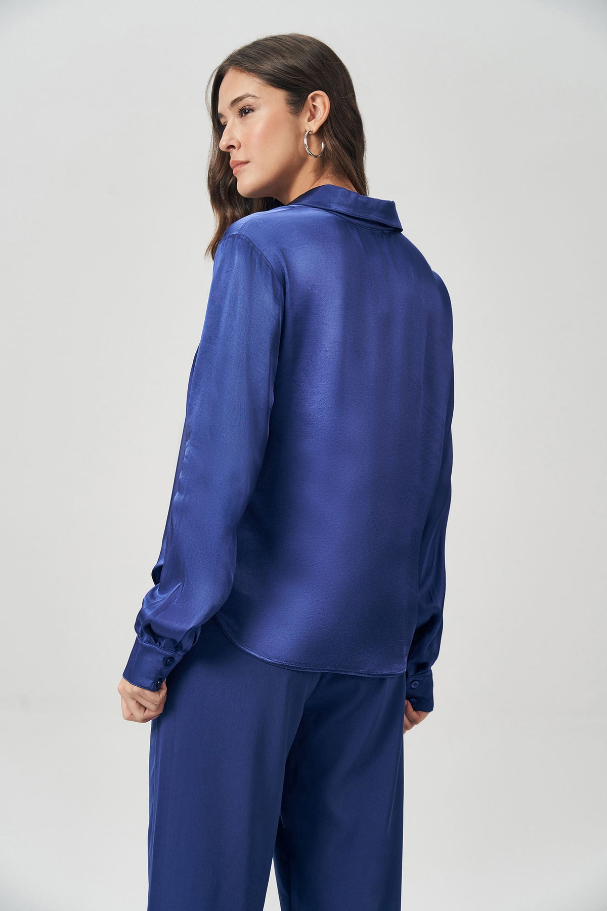 Camisa Acetinada Fluída Feminina Acostamento Ultramarine