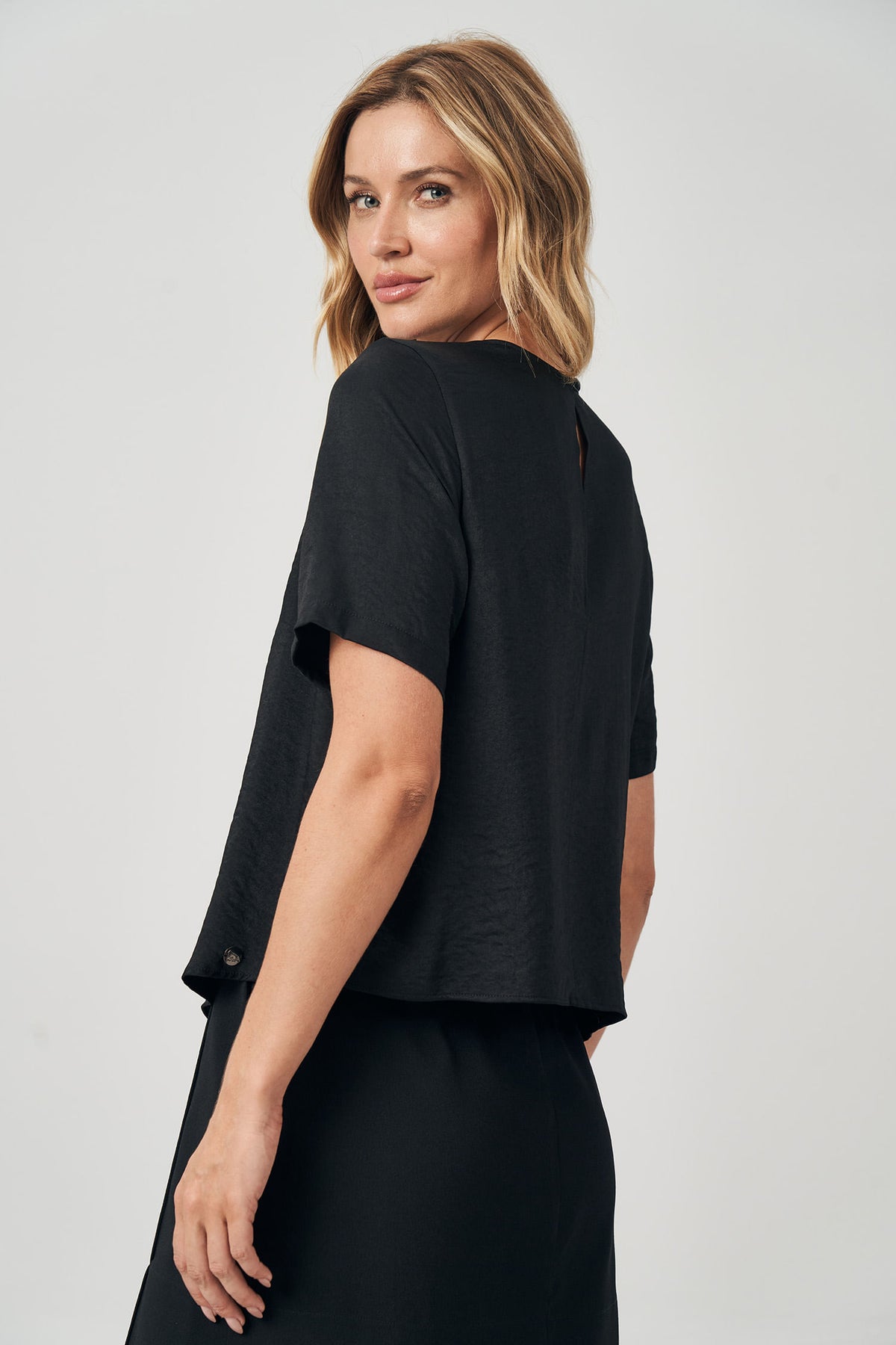Blusa Acetinada Detalhe Gola Feminina Acostamento Preto