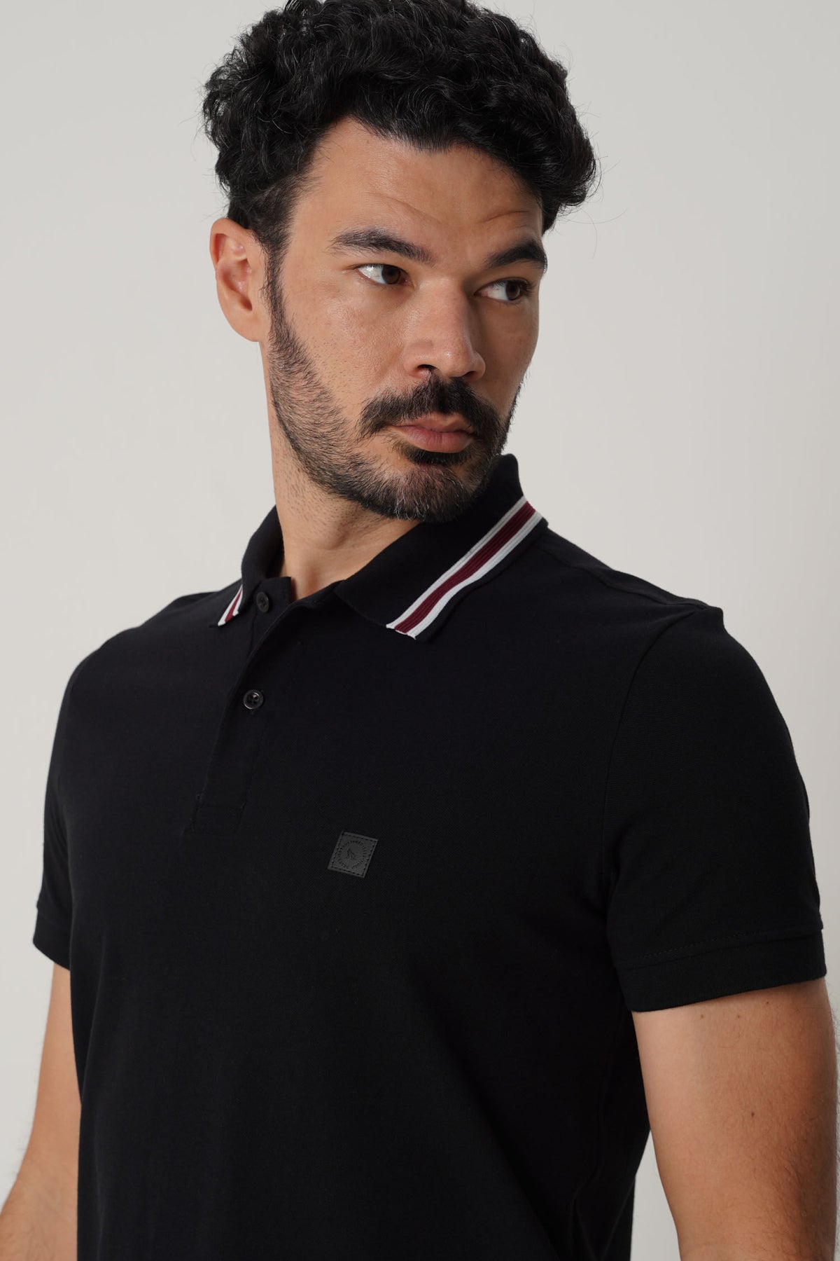 Polo Detalhe na Gola Masculina Acostamento Preto