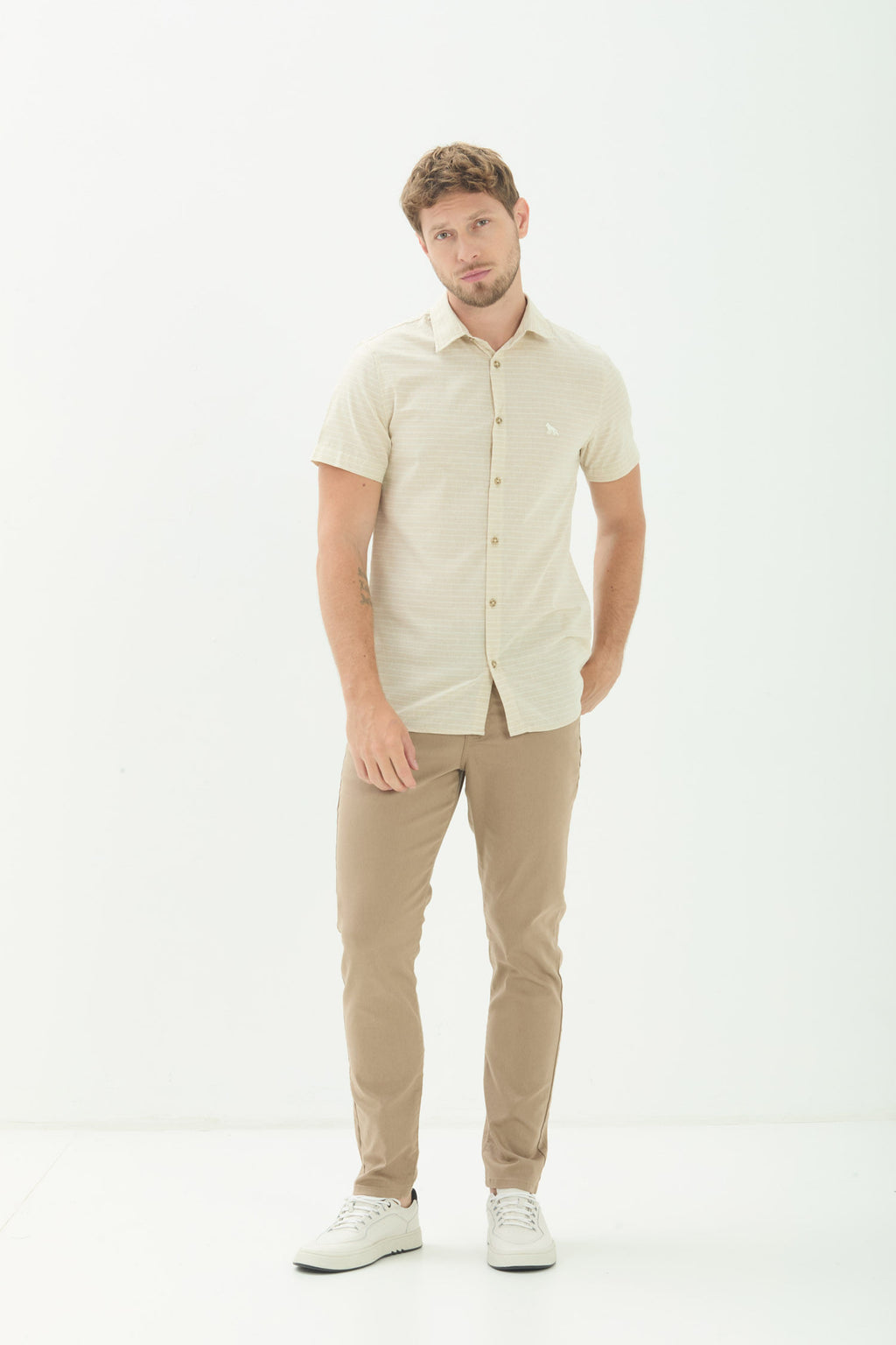 Camisa Manga Curta Listrada Slim Masculina Acostamento Listra Bege