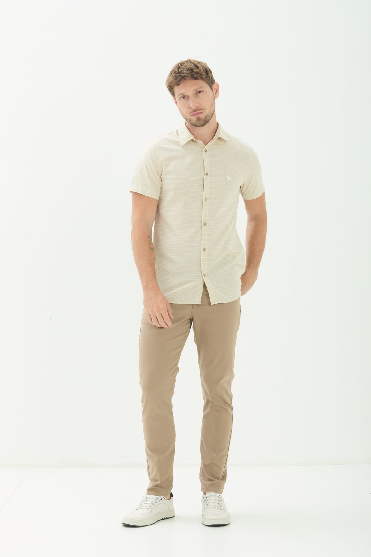 Camisa Manga Curta Listrada Slim Masculina Acostamento Listra Bege
