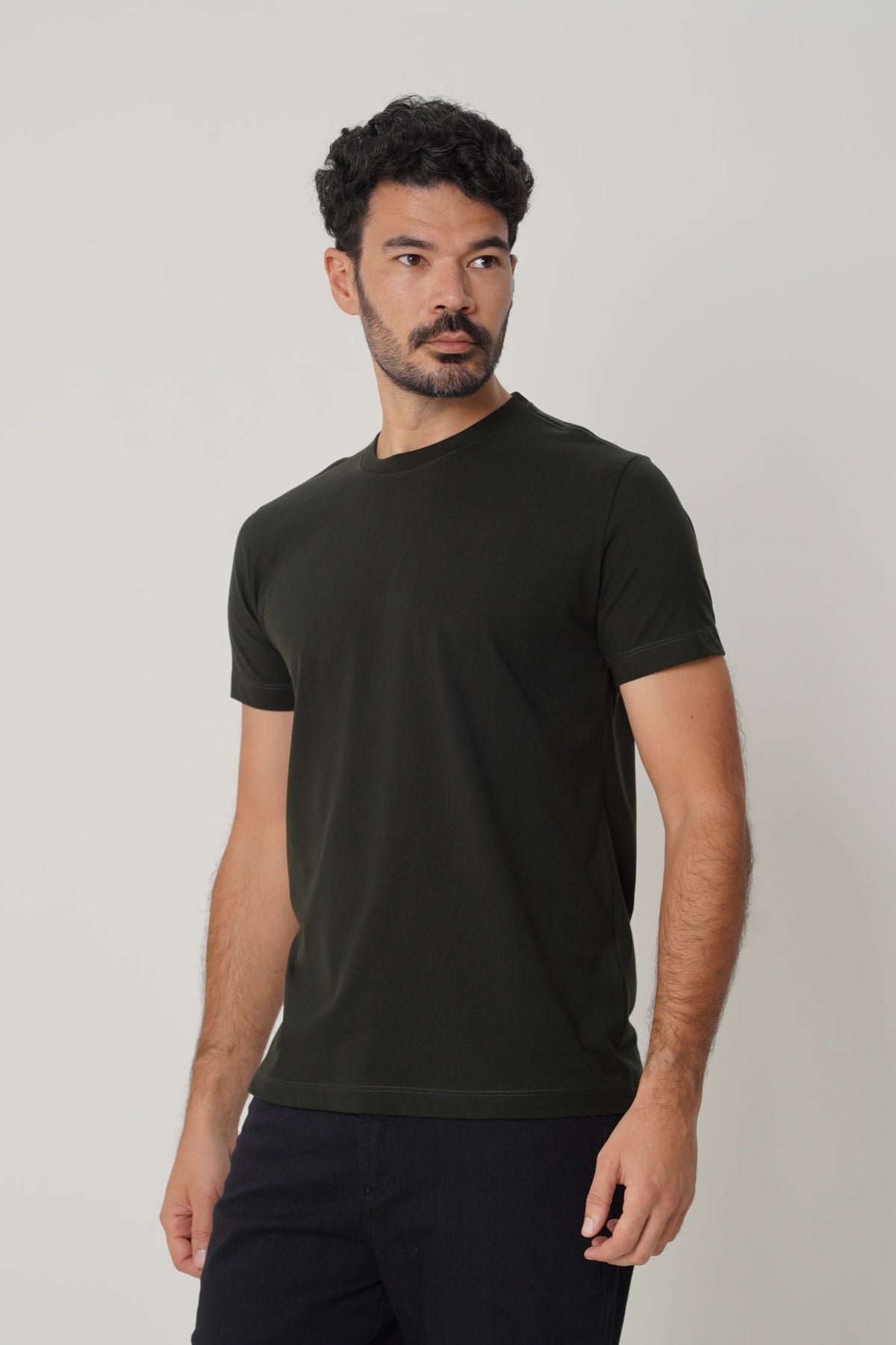 Camiseta Básica Lisa Masculina Acostamento Verde Folhagem