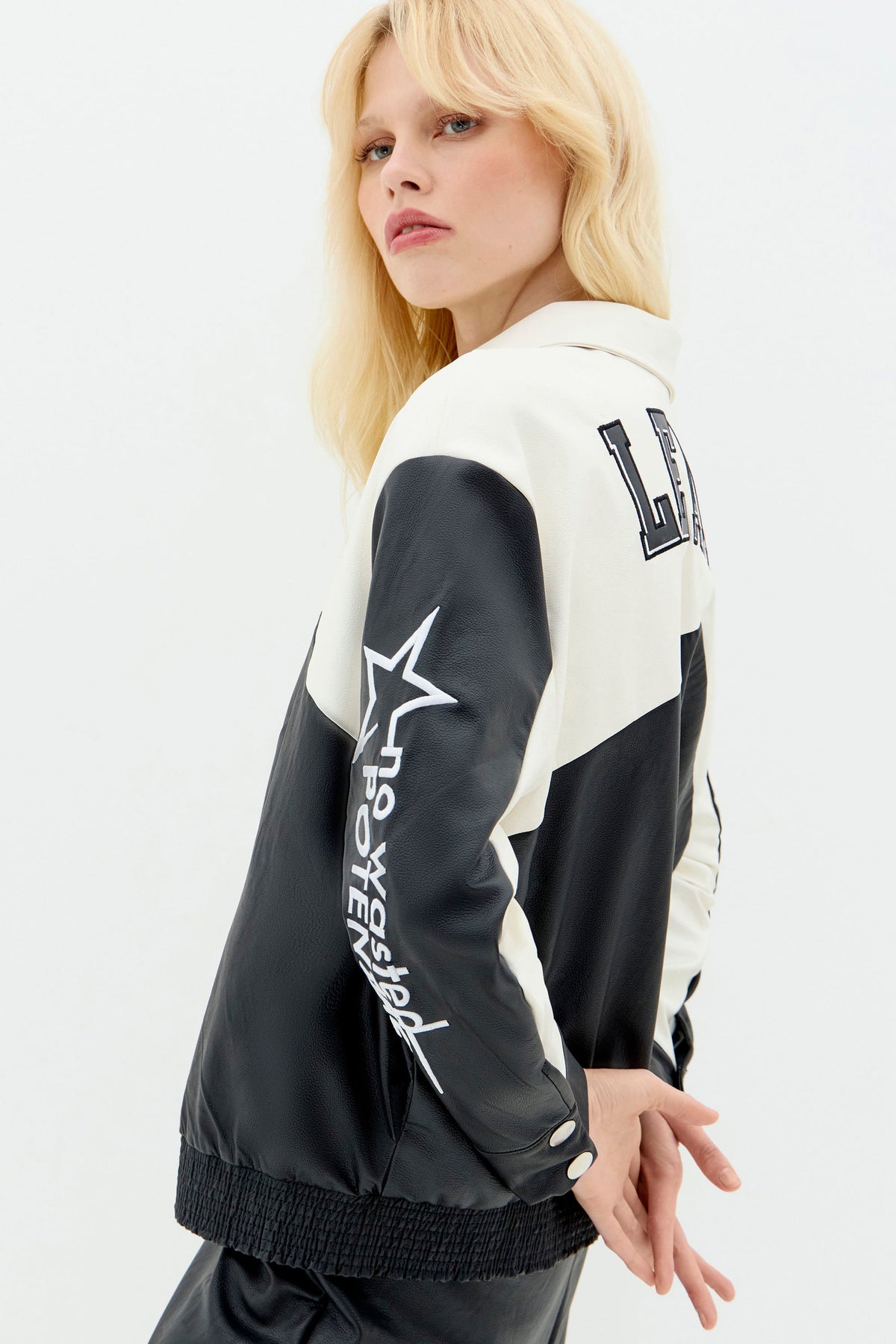 Jaqueta PU Rebel Cut Feminina Inblanche Preto C/ Off White