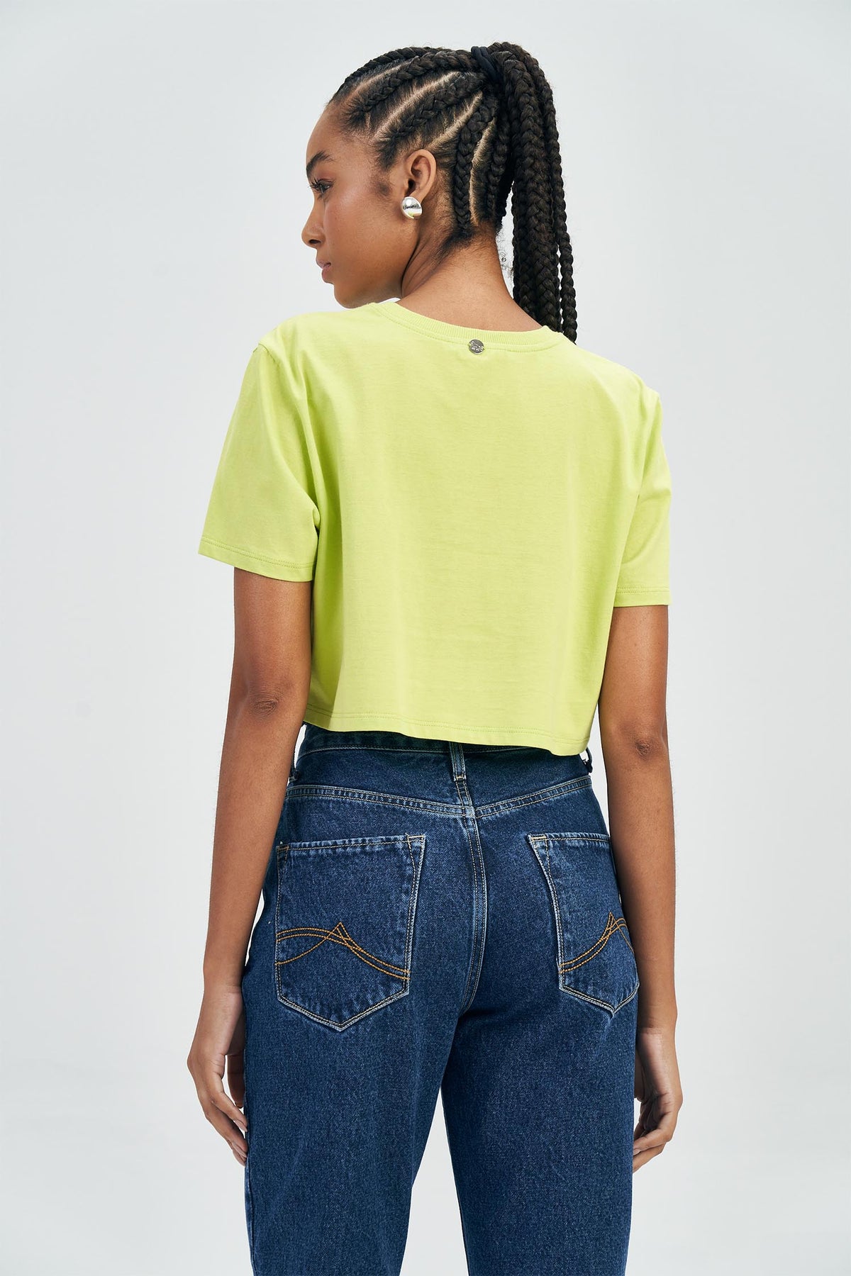 T-Shirt Cropped Shinny Feminina Acostamento Off White