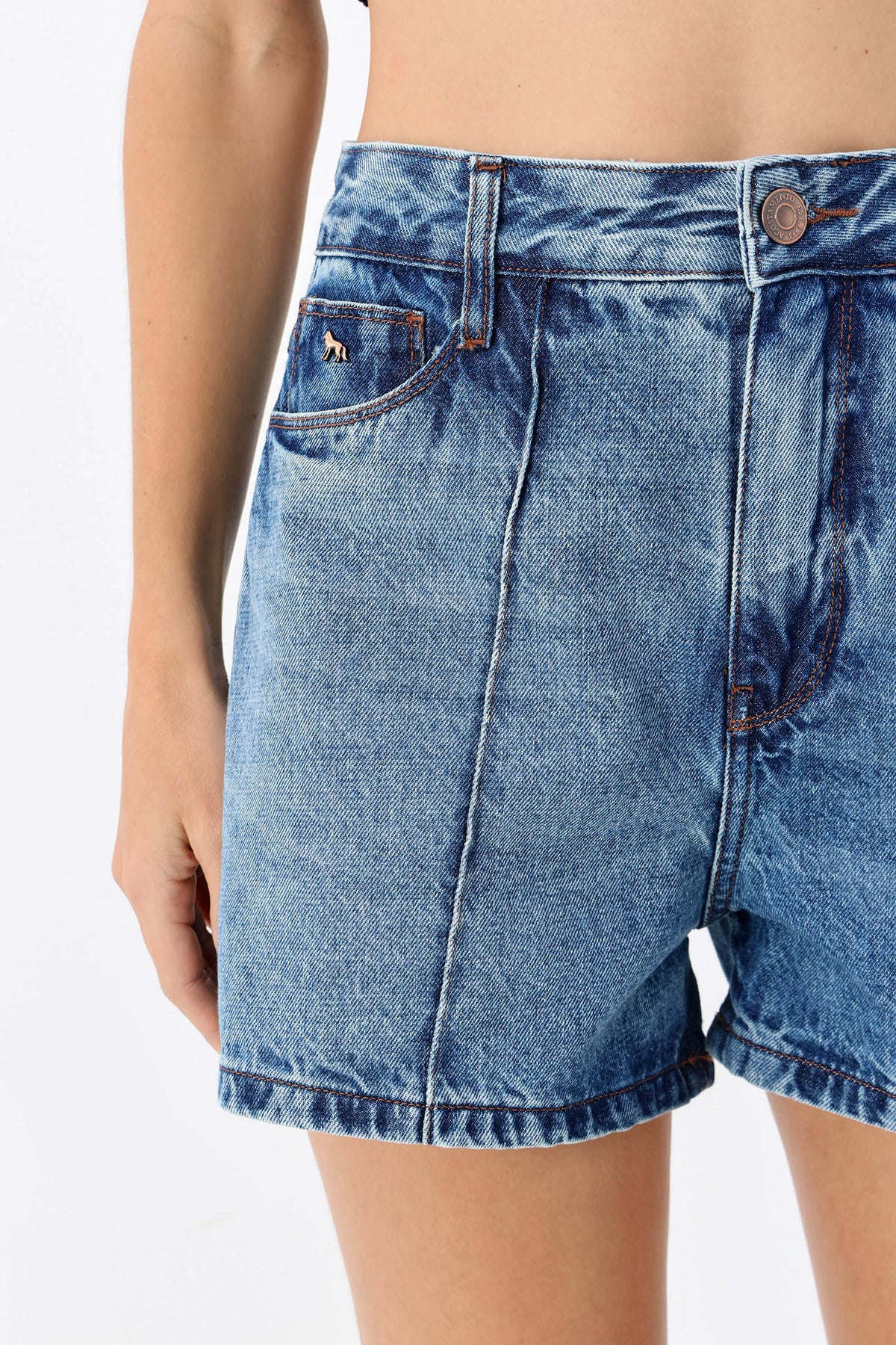 Short Jeans Mom com Nervura ACT Feminino Jeans Intermediario
