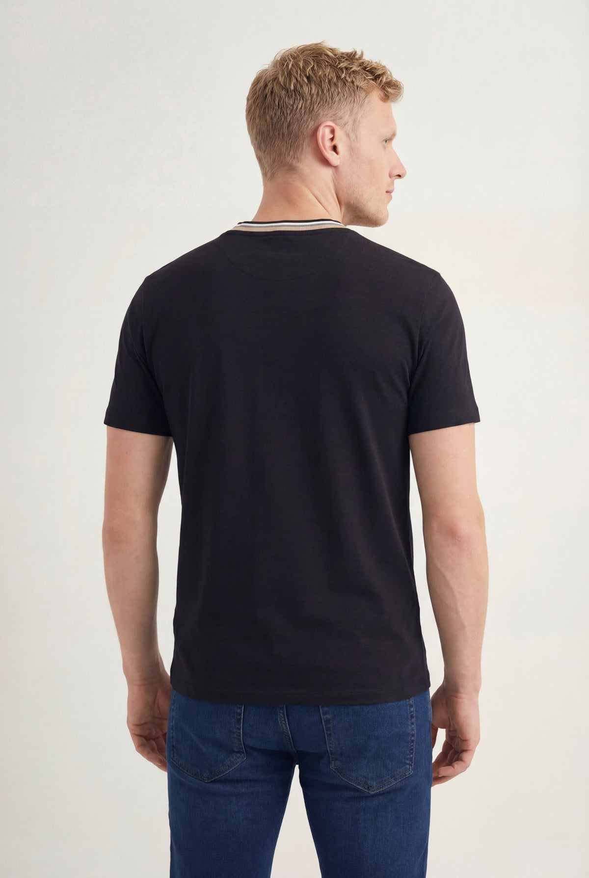 Camiseta Gola Contrastante Masculina Acostamento Preto