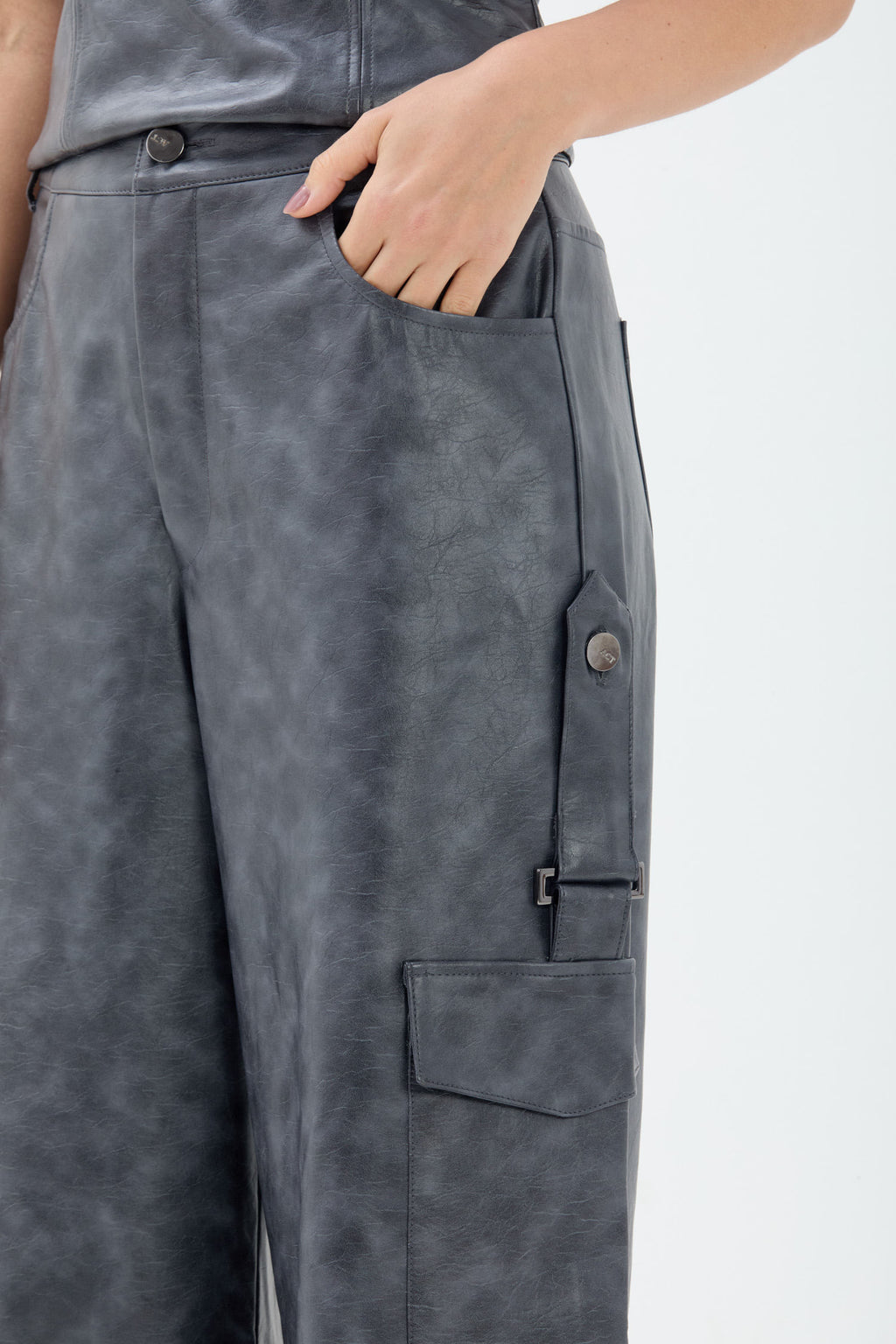 Calça PU Cargo Wide Leg ACT Feminina Chumbo