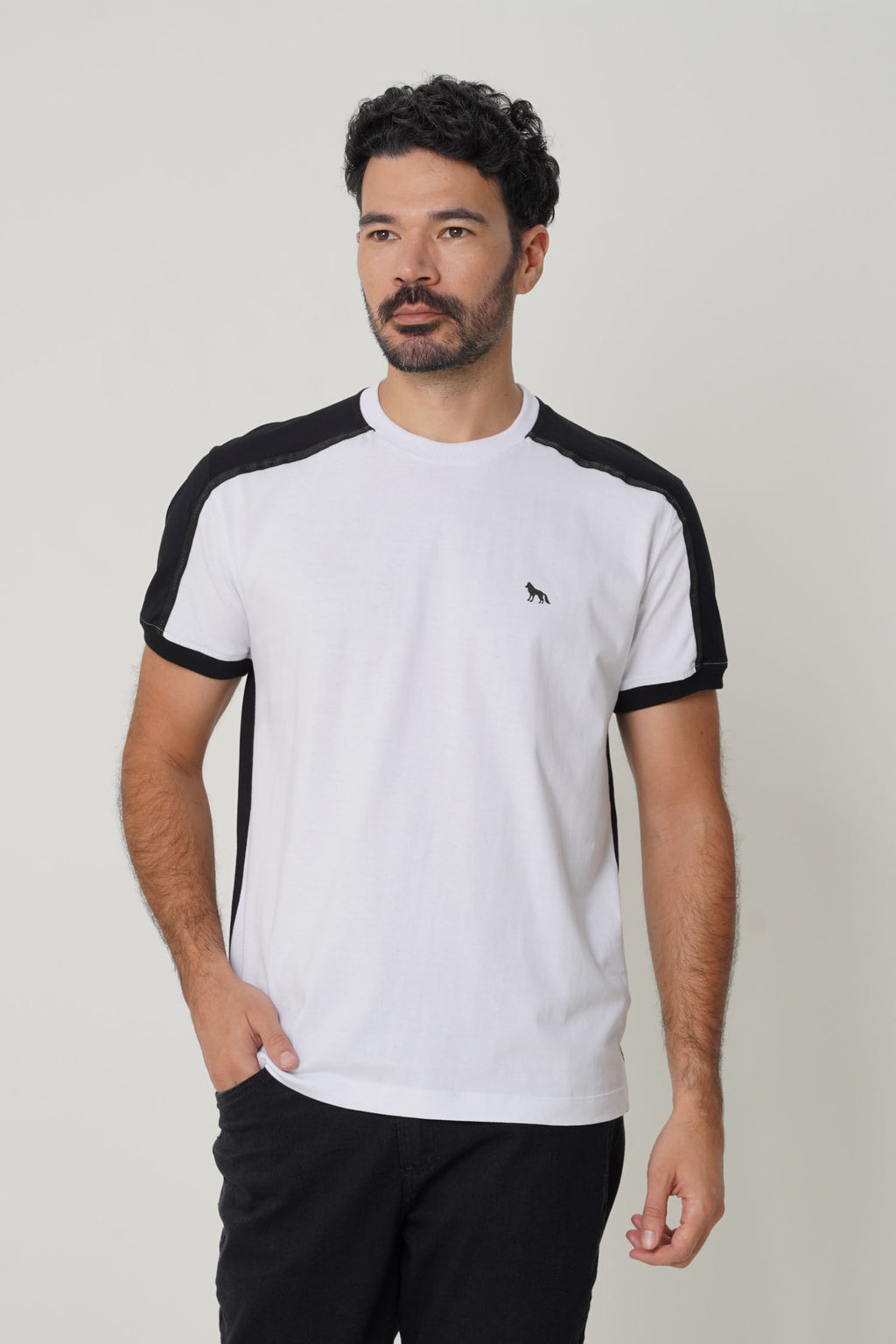 Camiseta Recortes Masculina Acostamento Branco C/ Preto