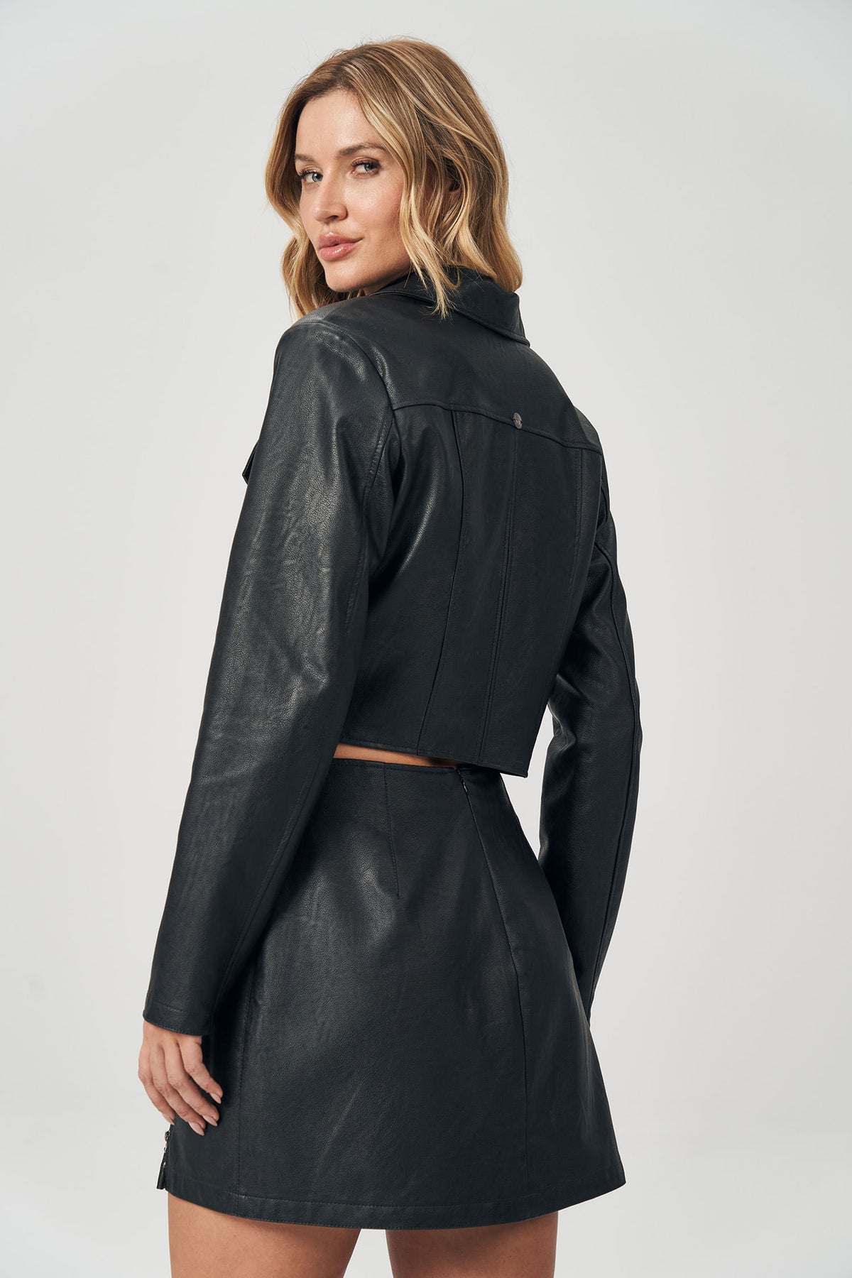 Jaqueta Black PU Cropped Feminina Acostamento Lichia
