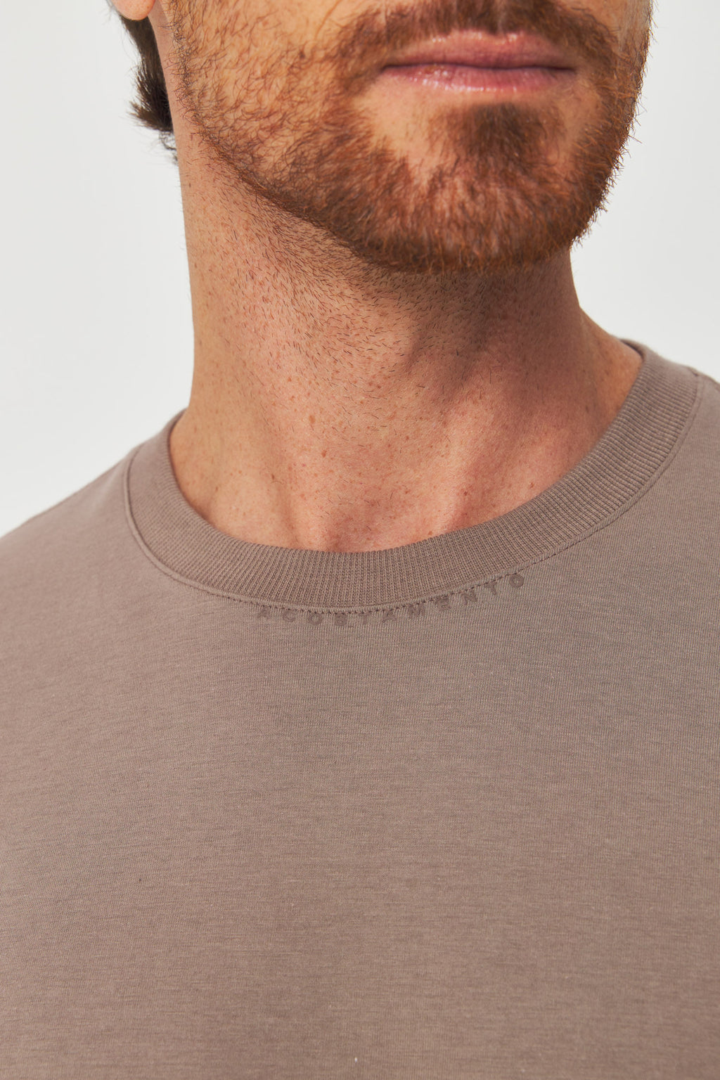 Camiseta Minimalista Silk Gola Masculina Acostamento Capuccino