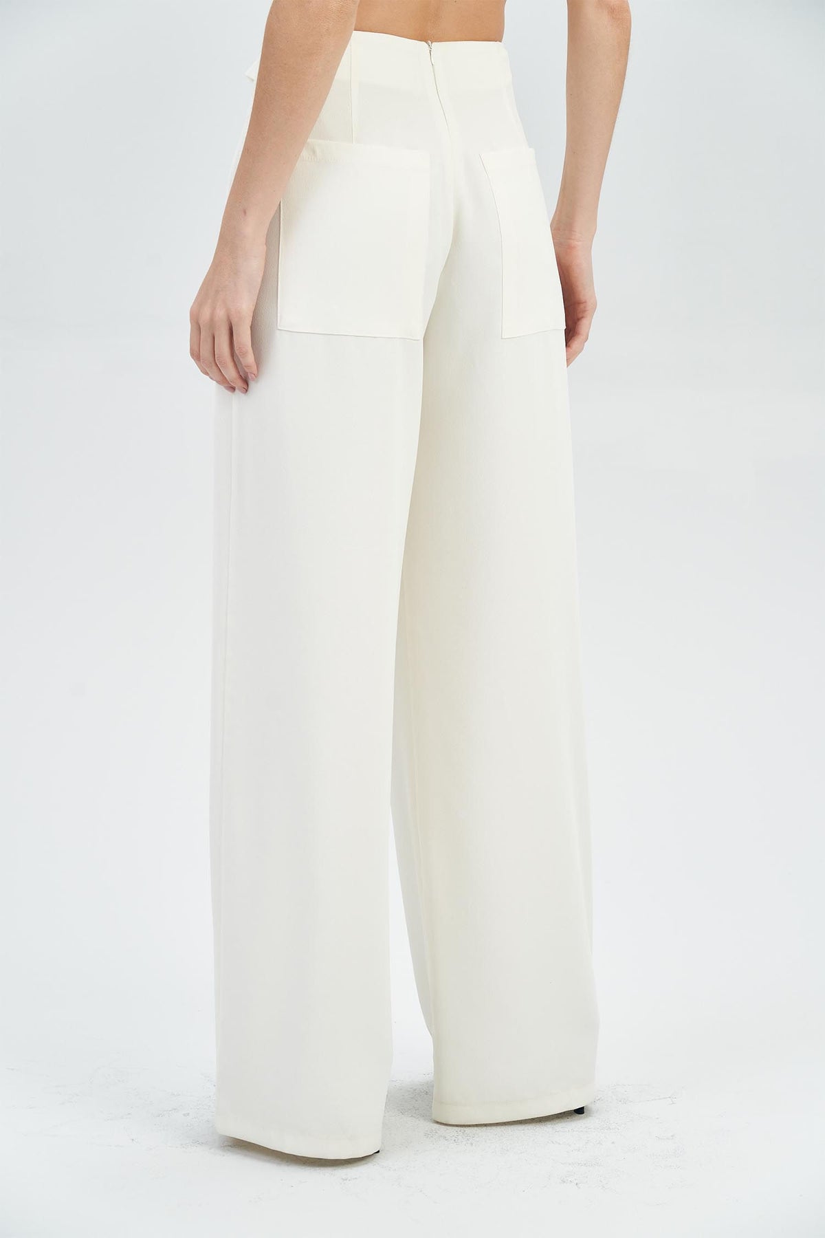 Calça Acetinada com Fivela Feminina Acostamento Off White
