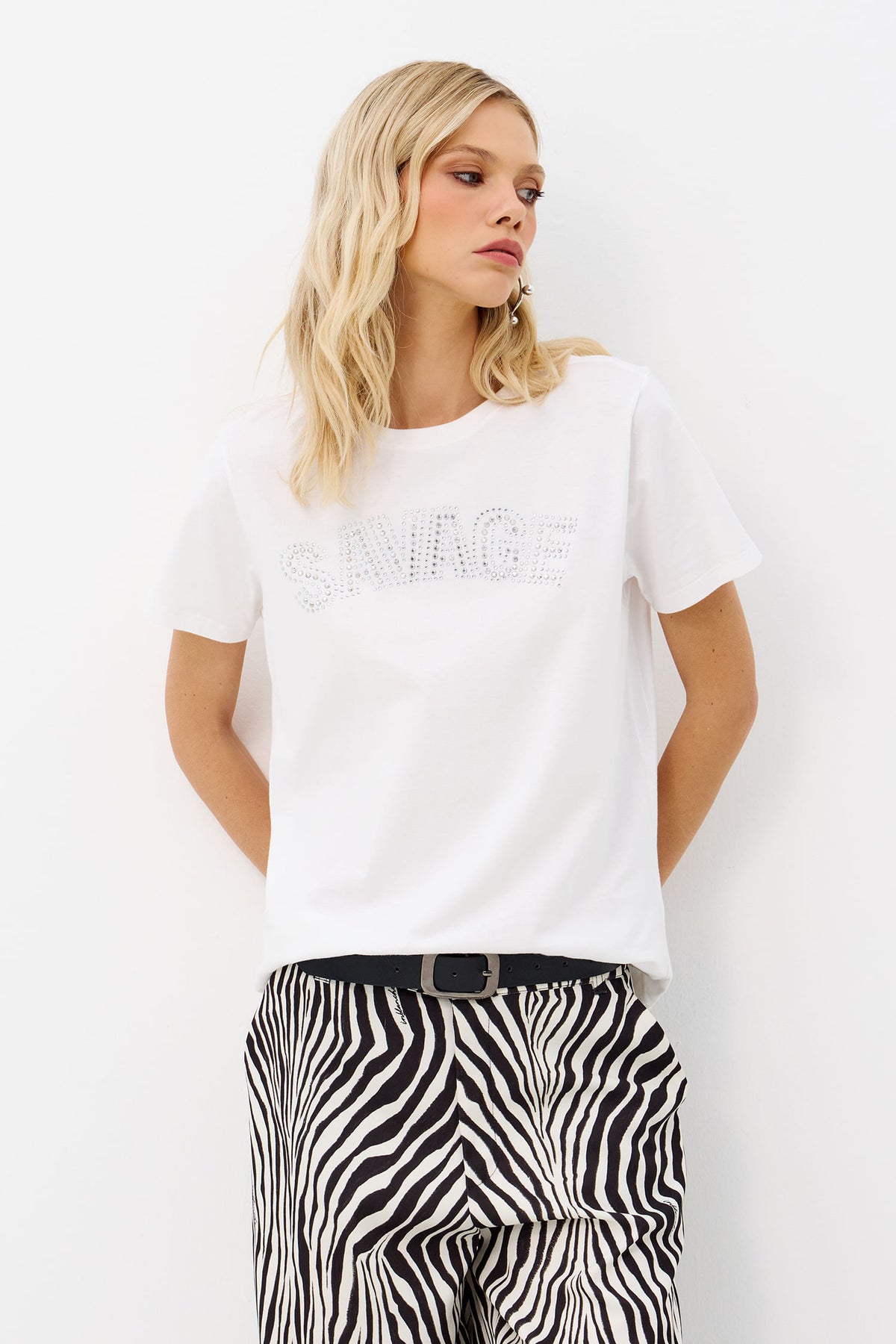 T-Shirt Lettering Strass Feminina Inblanche Off White