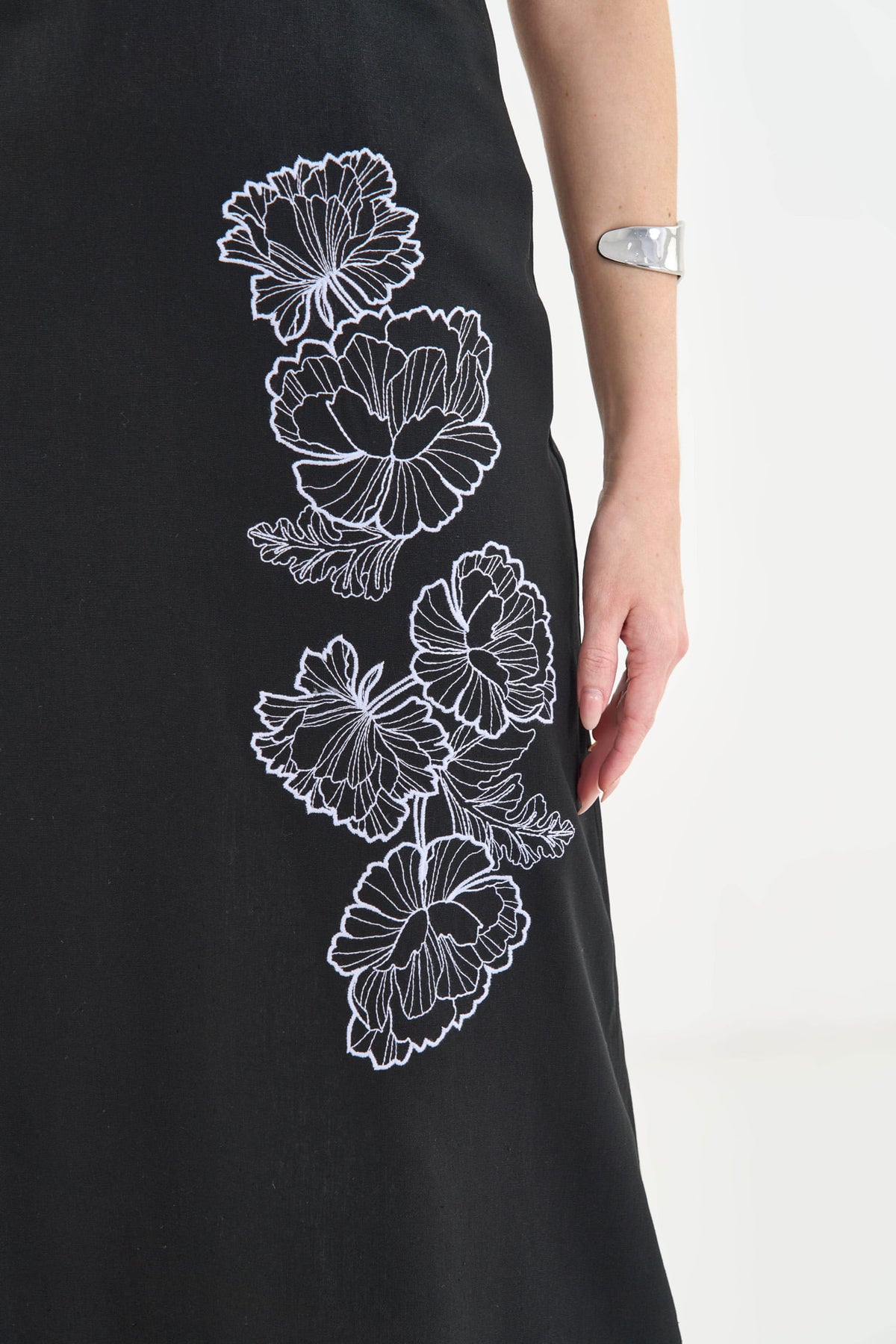Vestido Longo Linho Bordado Rosas ACT Feminino Preto
