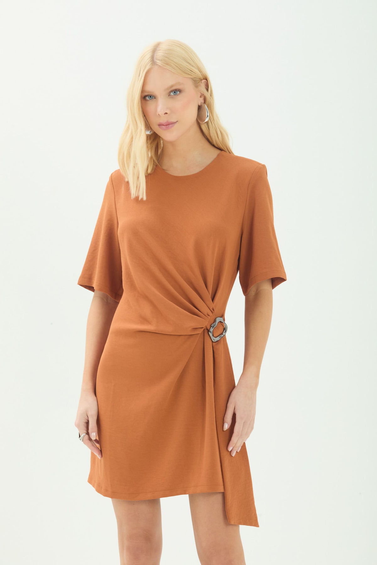 Vestido Curto Com Argola Lateral ACT Feminino Sepia