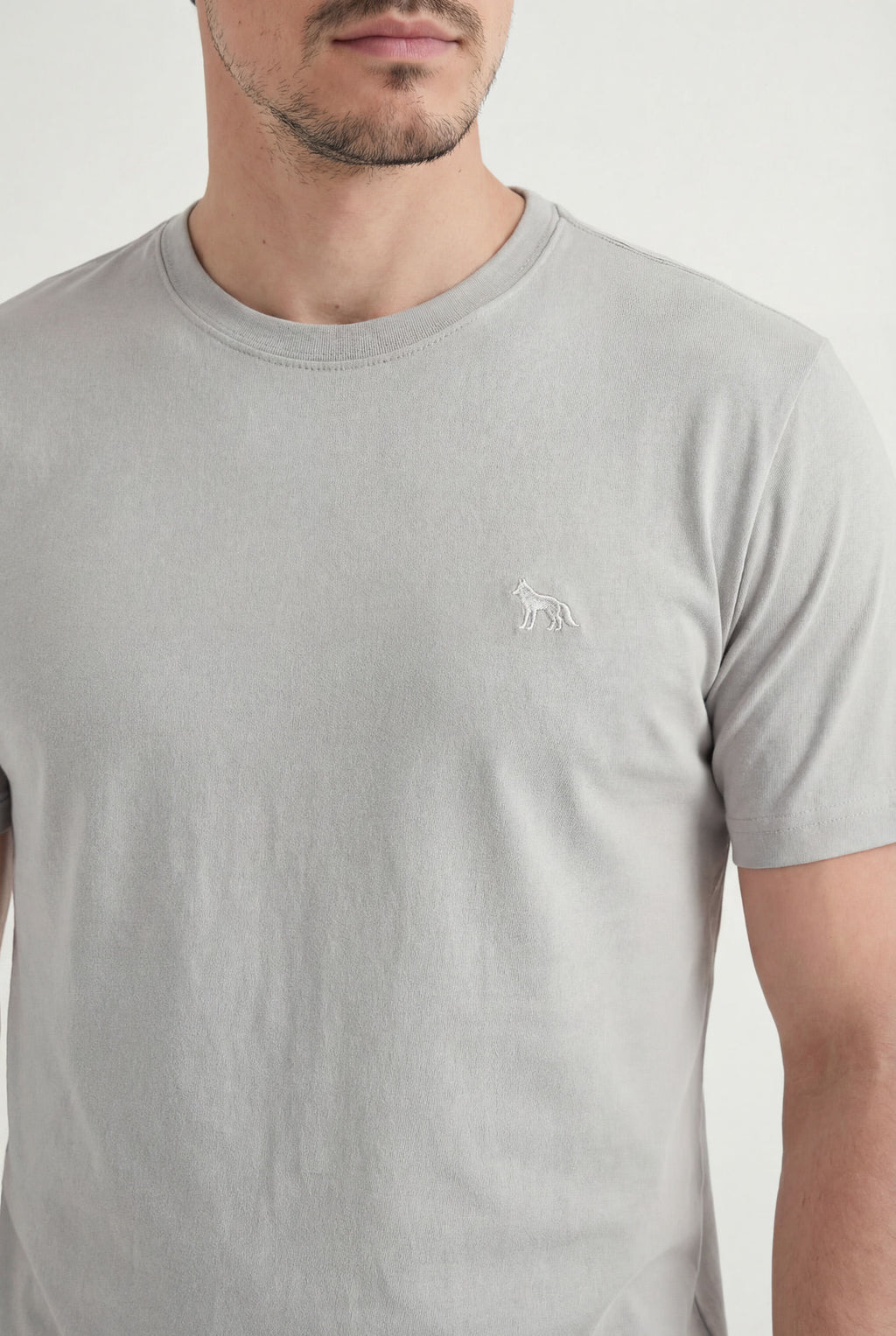 Camiseta Básica Lobo Bordado Masculina Acostamento Cinza Gelo