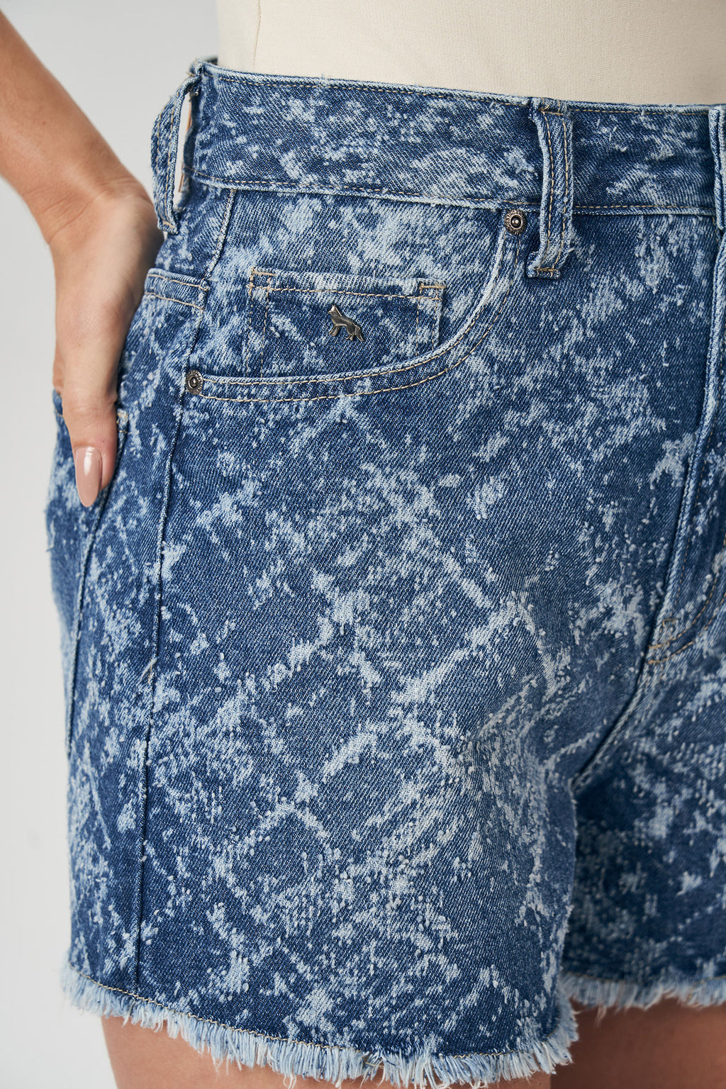 Short Jeans Classic Chess Feminino Acostamento Jeans Intermediario