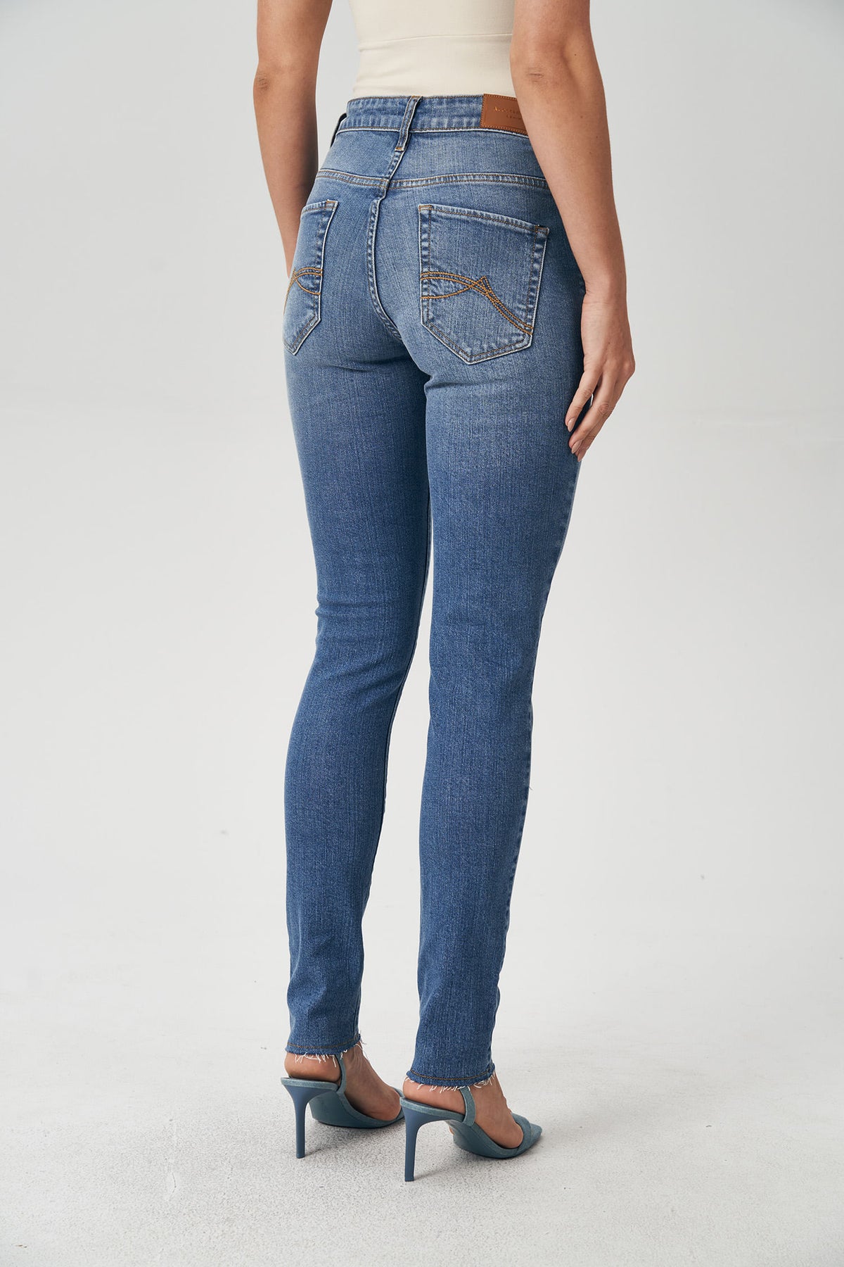 Calça Jeans Skinny Barra Fio Feminina Acostamento Jeans Intermediario