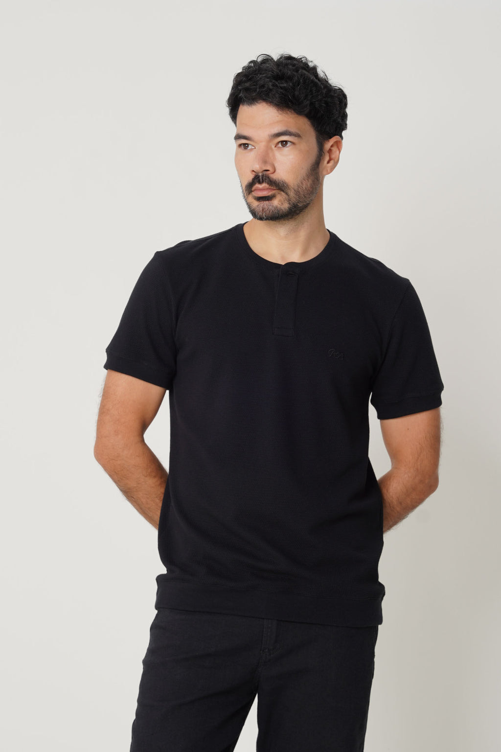 Camiseta Henley Bordada Masculina Acostamento Preto