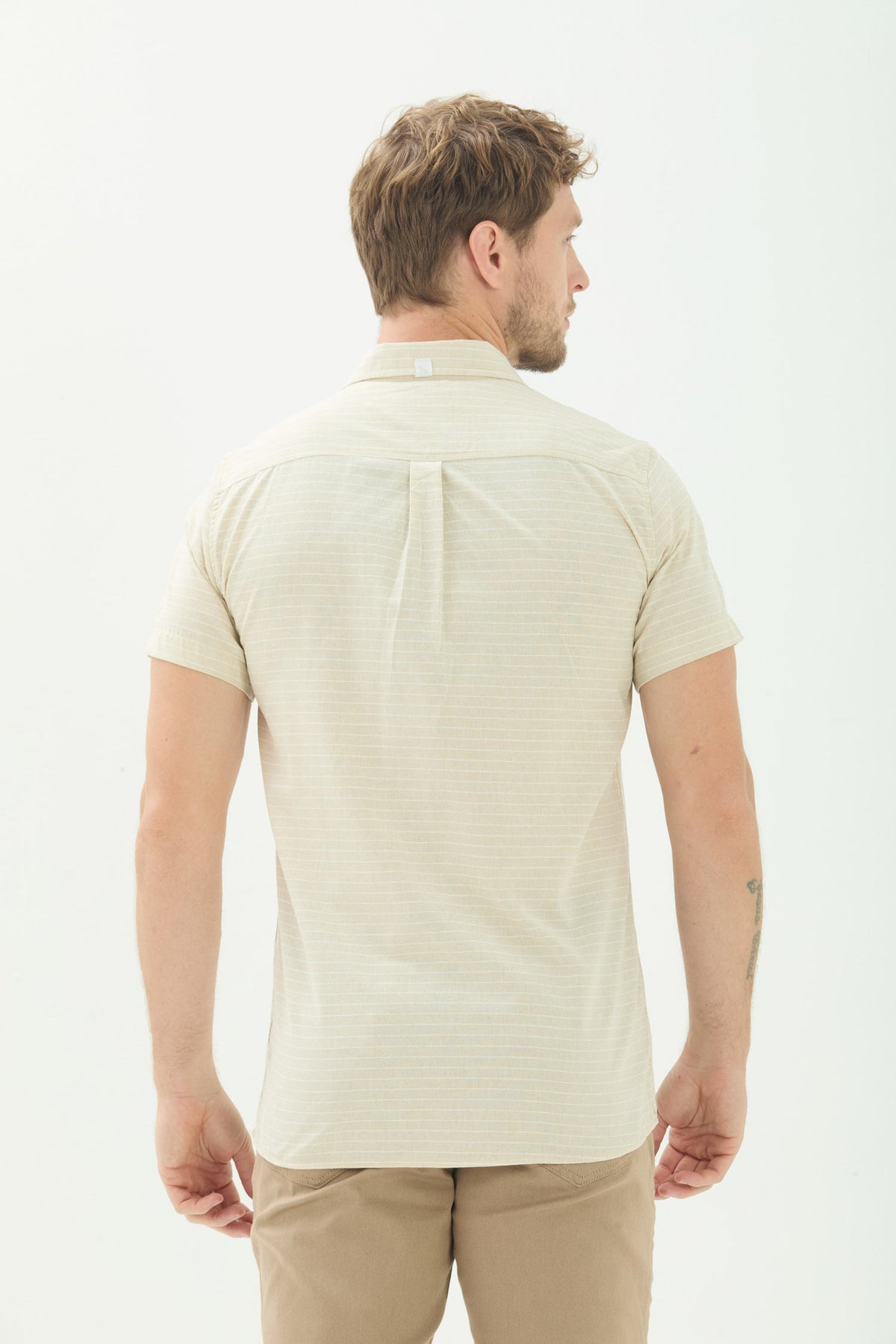 Camisa Manga Curta Listrada Slim Masculina Acostamento Listra Bege